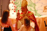 A polgármesteri hivatalba is ellátogatott december 5-én a Mikulás elődje, Szent Miklós püspök. 