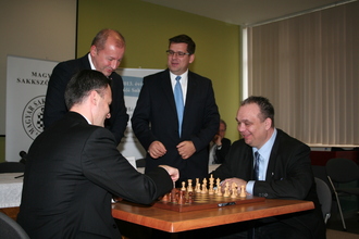 A kormány egyszeri, 300 millió forintos többlettámogatásban részesíti a sakkszövetséget.