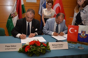 Testvérvárosi együttmûködést írt alá ma a hévízi városházán Papp Gábor, Hévíz polgármestere és...
