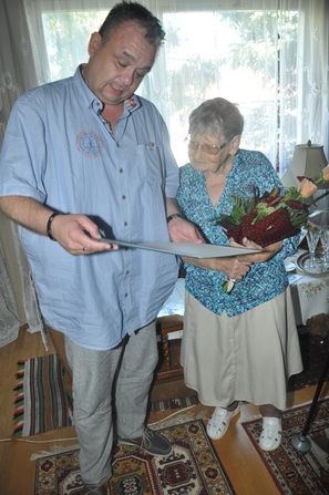 Születésének 90. évfordulóján köszöntötte Papp Gábor polgármester Vass Gézáné Kató nénit.