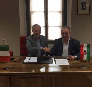 Szándéknyilatkozatot írt alá Papp Gábor, Hévíz polgármestere az olaszországi Iseo-ban, az Európ...