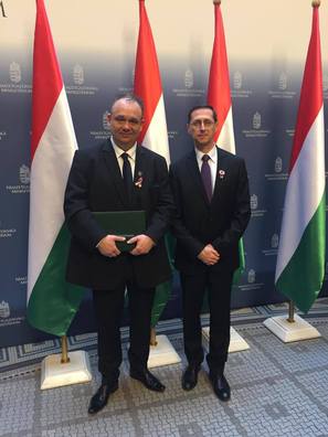 A magyar állam által adományozható egyik legmagasabb kitüntetést, a Magyar Érdemrend Lovagkeres...