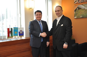 Kazahsztán magyarországi nagykövete, Mr. Nurbakh RUSTEMOV tett ma látogatást Hévízen, a Városhá...