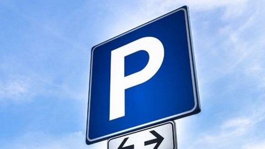 A kijelölt parkolók használata az egész városban 2020. július 31-ig díjmentes, a képviselő-test...